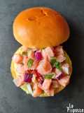 Burger de ceviche de saumon et crème d’avocat