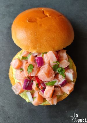 Une photo de Burger de ceviche de saumon et crème d’avocat