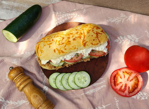 Una foto de 🥖🍗Sándwich de pollo teriyaki desmechado, con pan 3 quesos - Estilo Subway 🍗🥖