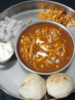 કોલ્હાપૂરી મિસળ પાવ(Misal pav recipe in Gujarati) રેસીપી મુખ્ય ફોટો