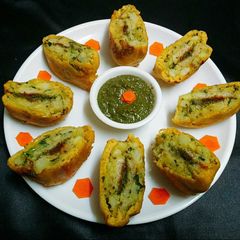 A picture of Stuffed bread vada.
