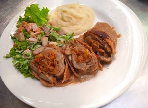Una foto de Lomo de cerdo relleno envuelto en tocineta