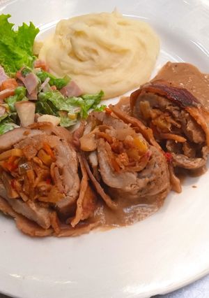 Una foto de Lomo de cerdo relleno envuelto en tocineta