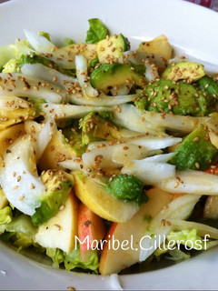 Una foto de Ensalada vegetal y frutal