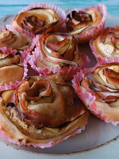 Foto di Rose di pasta sfoglia con zucchine, porri, prosciutto e taleggio