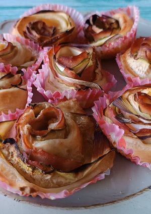 Foto di Rose di pasta sfoglia con zucchine, porri, prosciutto e taleggio
