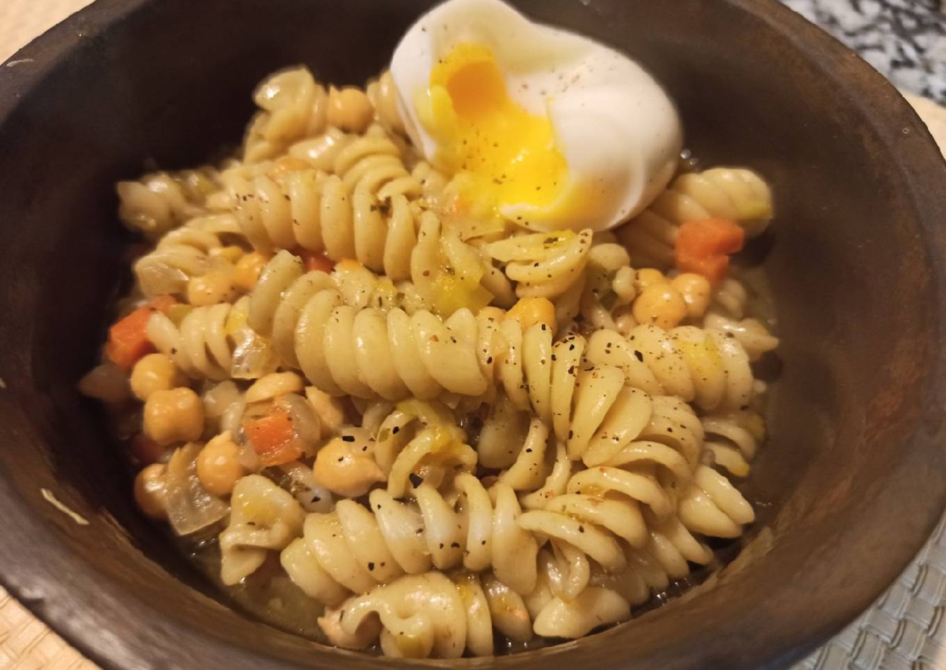 Cazuela de fideos y garbanzos, one pot