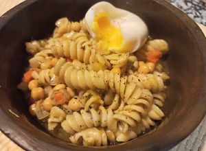 Una foto de Espirales y garbanzos guisados, one pot