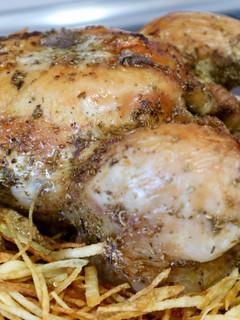Una foto de Pollo asado a la cerveza con patatas paja