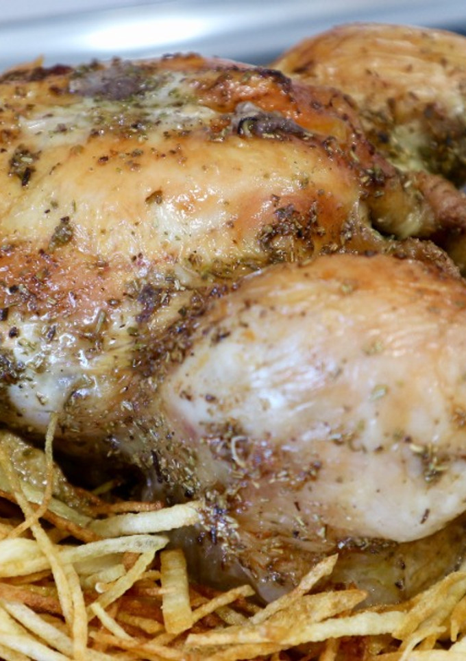 Una foto de Pollo asado a la cerveza con patatas paja