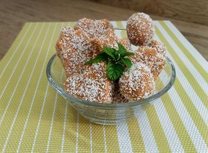 Una foto de Cortaditos o bolitas de dulce de leche y coco