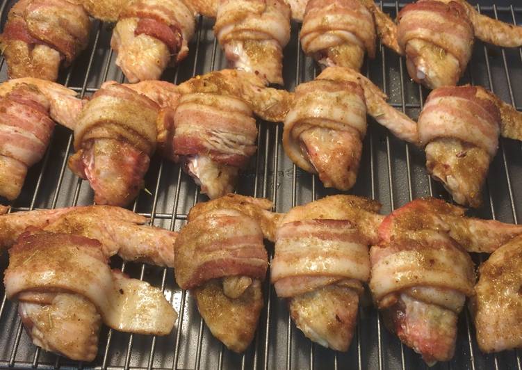 Chicken wings with bacon