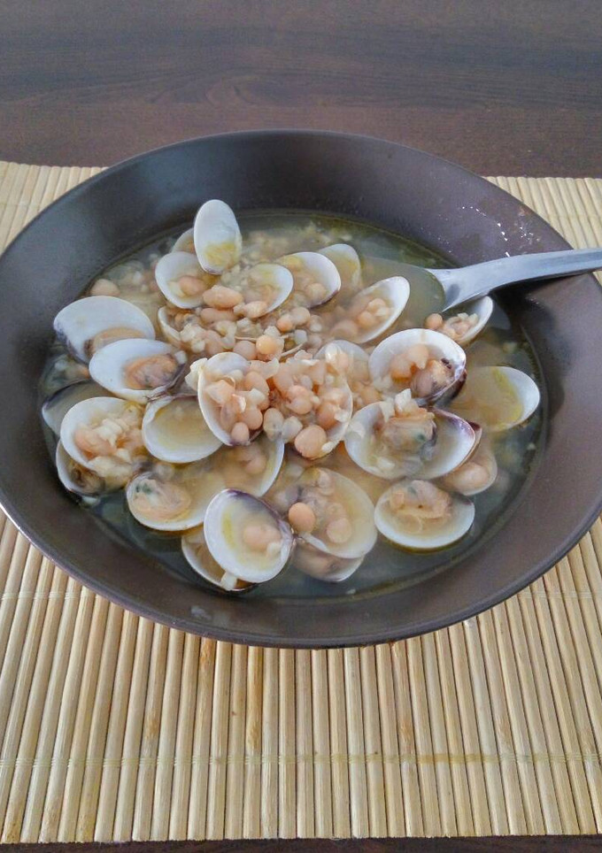 Una foto de 🍵Alubias con almejas (slow cooker)🍵