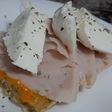 Tostada de avena, pavo y queso fresco. En el micro!!