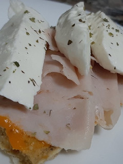 Una foto de Tostada de avena, pavo y queso fresco. En el micro!!