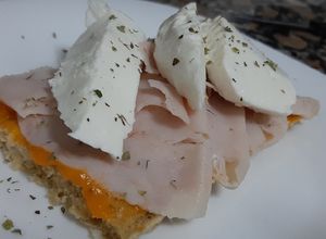 Foto principal de Tostada de avena, pavo y queso fresco. En el micro!!