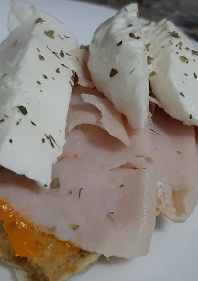 Una foto de Tostada de avena, pavo y queso fresco. En el micro!!