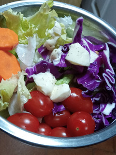 Una foto de Ensalada multicolor🌺