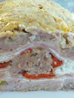 Una foto de Rollo de carne picada relleno de jamón y queso