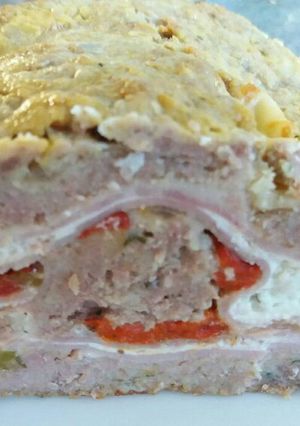 Una foto de Rollo de carne picada relleno de jamón y queso