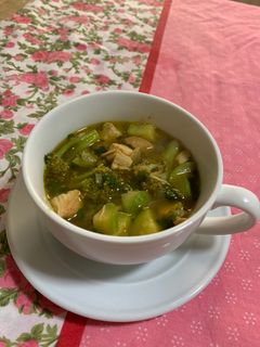 صورة لوصفة شوربة البروكلي والكوسة والدجاج☘️كيتو✨