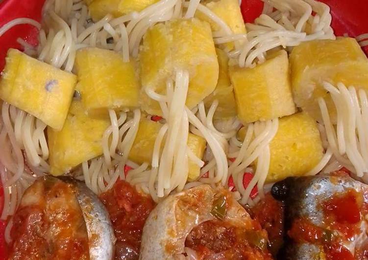 Spagetti with boiled plantain and fish