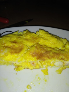 Una foto de Tortilla de gambas al ajillo