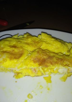 Una foto de Tortilla de gambas al ajillo