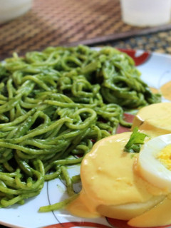 Una foto de Tallarines verdes con papa a la huancaina
