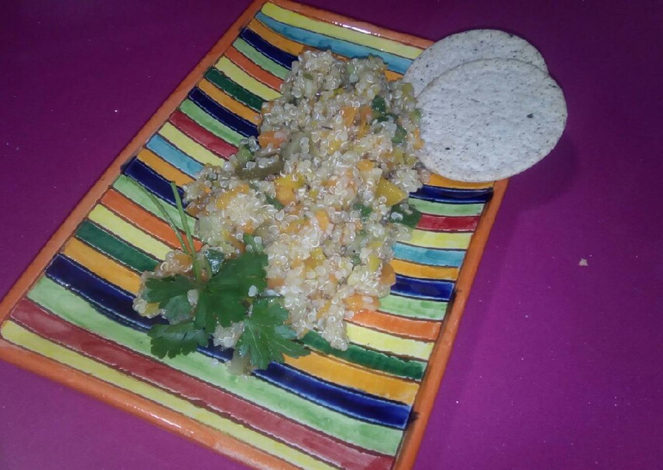 Ensalada de quinoa con verduras al vapor y pepinillos