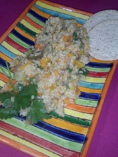 Una foto de Ensalada de quinoa con verduras al vapor y pepinillos
