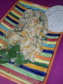 Una foto de Ensalada de quinoa con verduras al vapor y pepinillos