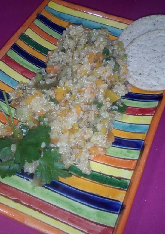 Una foto de Ensalada de quinoa con verduras al vapor y pepinillos