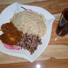 Spaghetti with beans and stew A picture of Spaghetti with beans and stew.