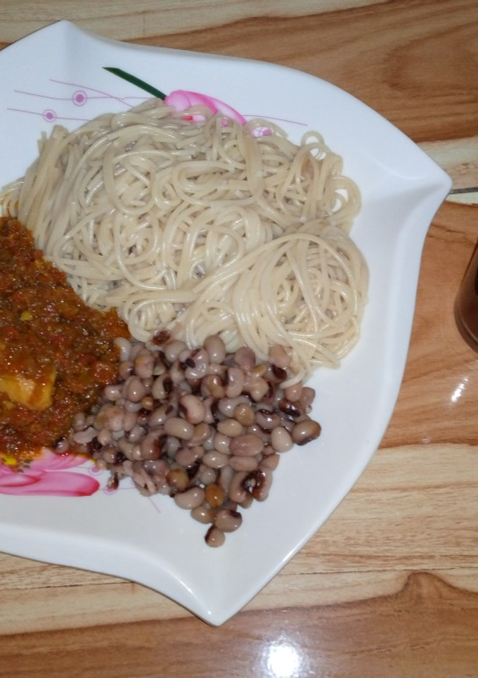 A picture of Spaghetti with beans and stew.
