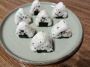 Una foto de onigiri con alga nori