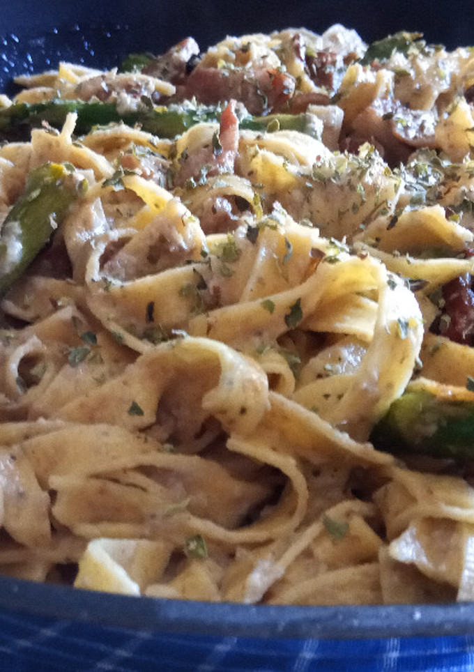 Una foto de Tagliatelle Integrales con Trigueros, Panceta y Presa Ibérica en Salsa de Champiñones