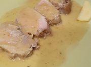Una foto de salsa de manzana y cebolla