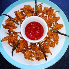 A picture of Onion pakoda.
