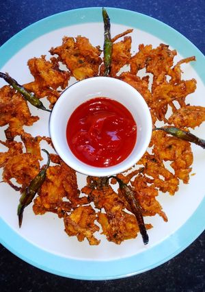 A picture of Onion pakoda.