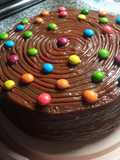 Torta de chocolate rellena y cubierta de dulce de leche