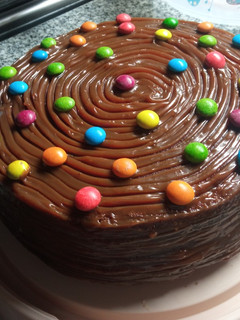 Una foto de Torta de chocolate rellena y cubierta de dulce de leche