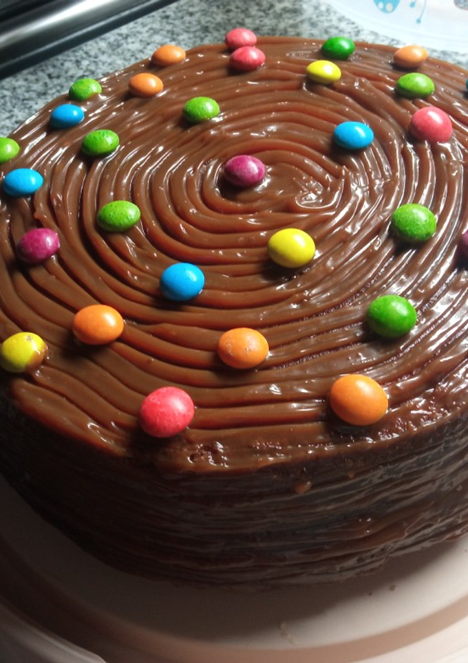 Una foto de Torta de chocolate rellena y cubierta de dulce de leche
