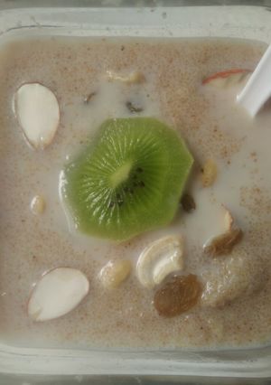 A picture of Chopped Kiwi Suji Daliya.