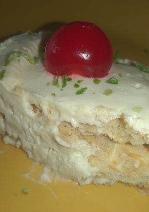 Una foto de Postre de limón con 4 ingredientes!! 😋😋