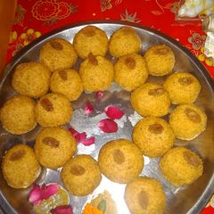 Besan ladoo A picture of Besan ladoo.