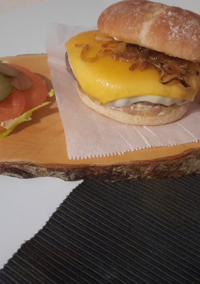 Una foto de I love cheese burger🍔