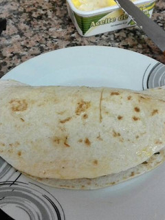Una foto de Rollito de pollo con guarnición