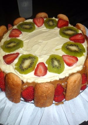 Una foto de Torta frutal de kiwis y frutillas