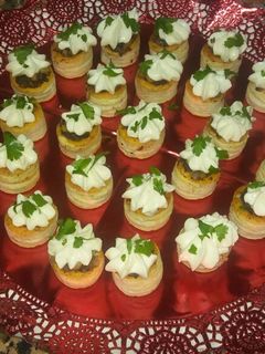 Una foto de Mini volovanes de morcilla, cebolla y piñones